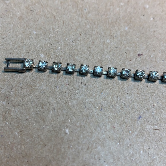 Fabulous vintage V shaped rhinestone necklace. - Picture 9 of 11